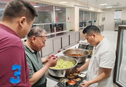高考前夕，於学林书记和袁兵校长对金山高级中学食堂进行细致检查