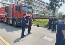 我校与藏书政府专职消防队联合开展宿舍火灾应急演练。